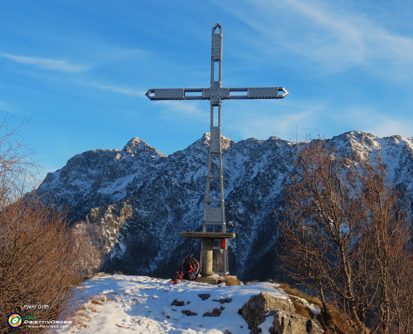 48 La bella croce del Monte Castello (1425 m) con Alben.JPG
